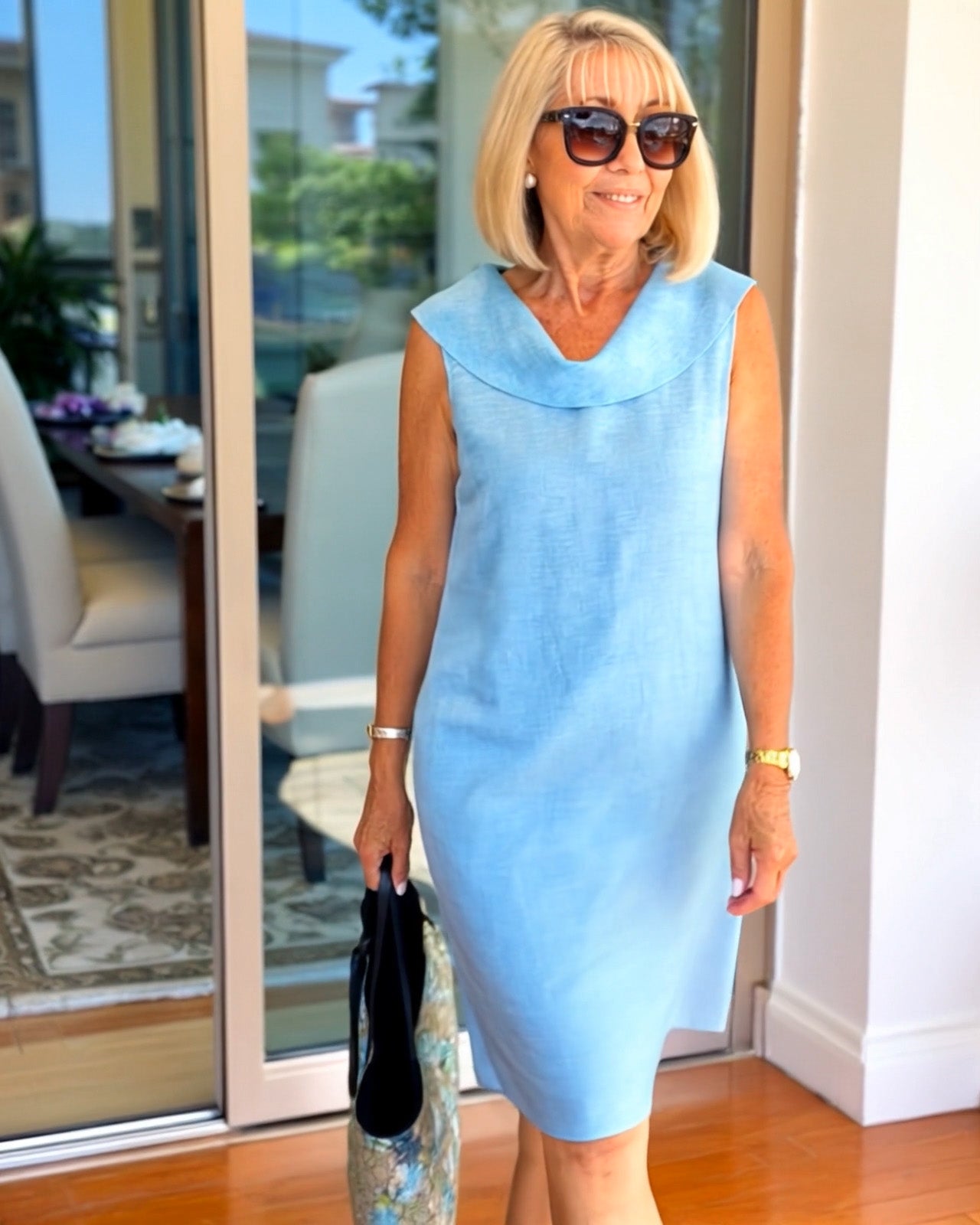 Mariella | Jurk van premium geplisseerd materiaal met open kraag op de rug, feestjurk