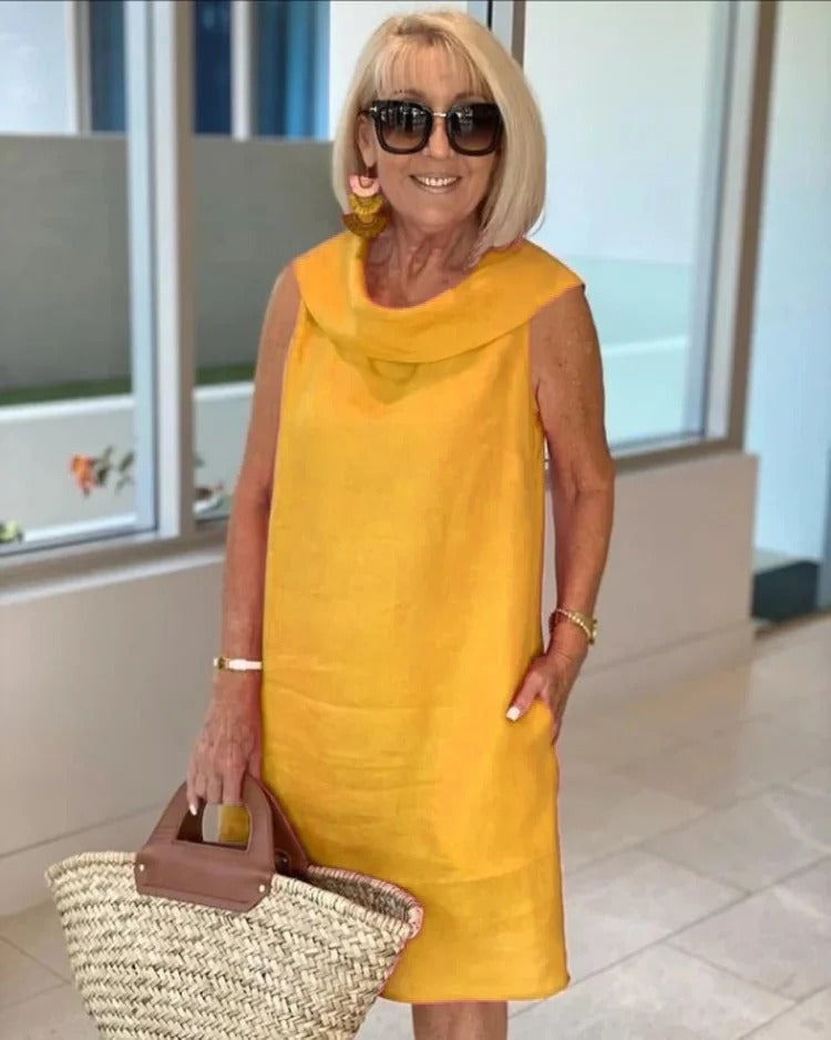 Mariella | Jurk van premium geplisseerd materiaal met open kraag op de rug, feestjurk