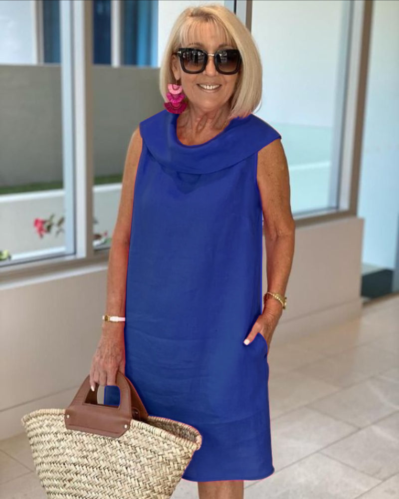 Mariella | Jurk van premium geplisseerd materiaal met open kraag op de rug, feestjurk