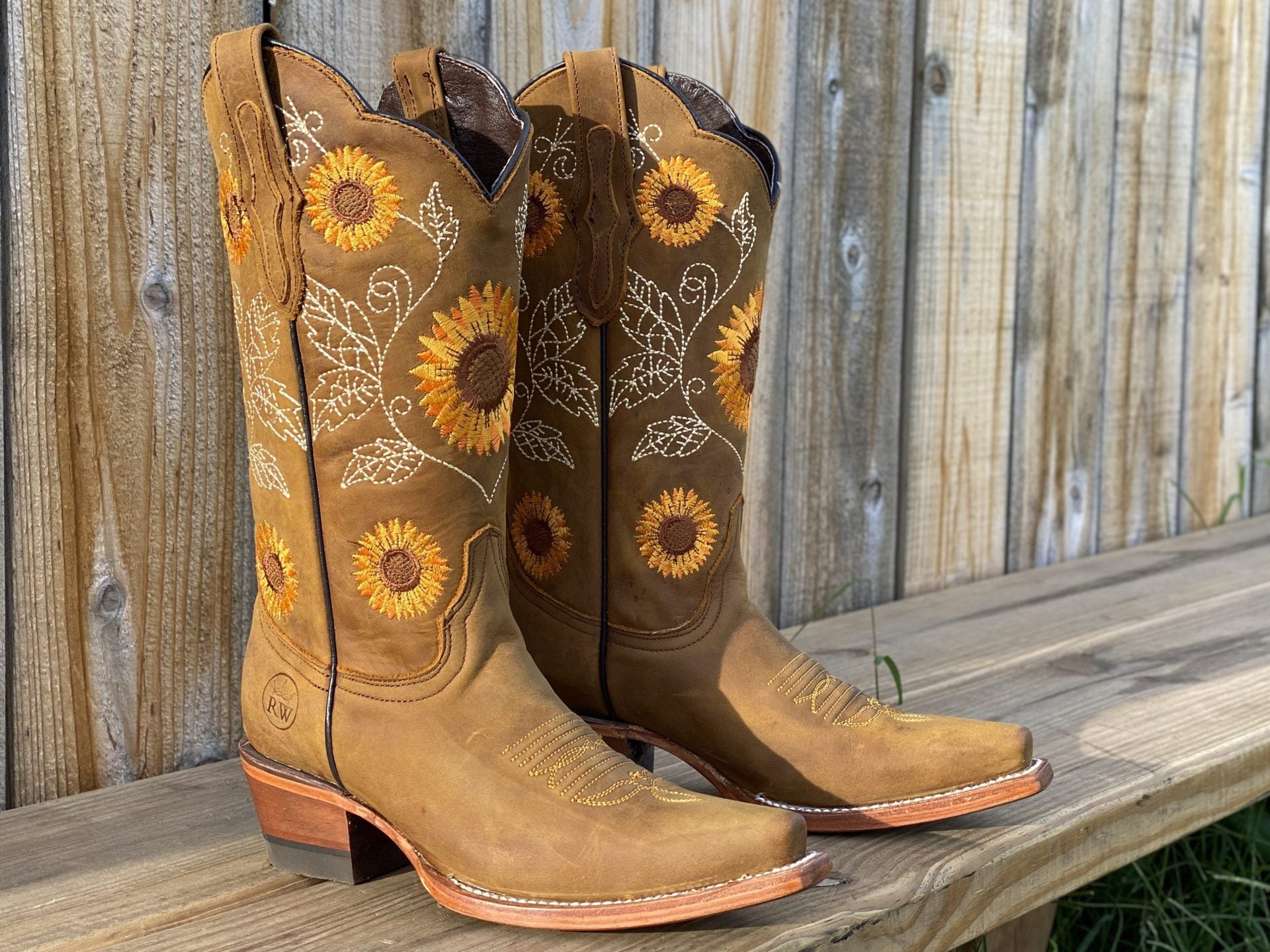 Solara – Damesbotjes geïnspireerd door boho in zonnebloemdesign