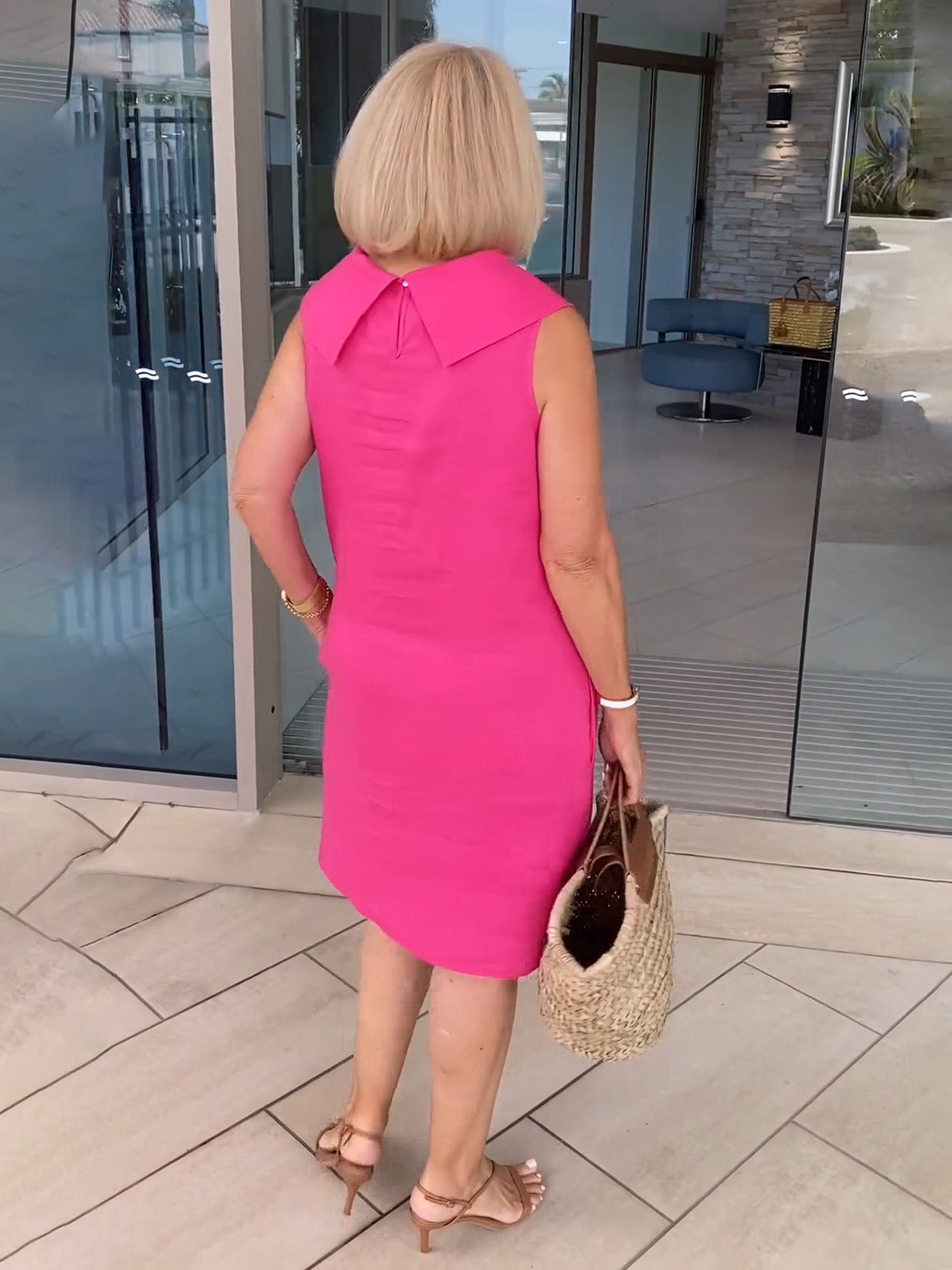 Mariella | Jurk van premium geplisseerd materiaal met open kraag op de rug, feestjurk