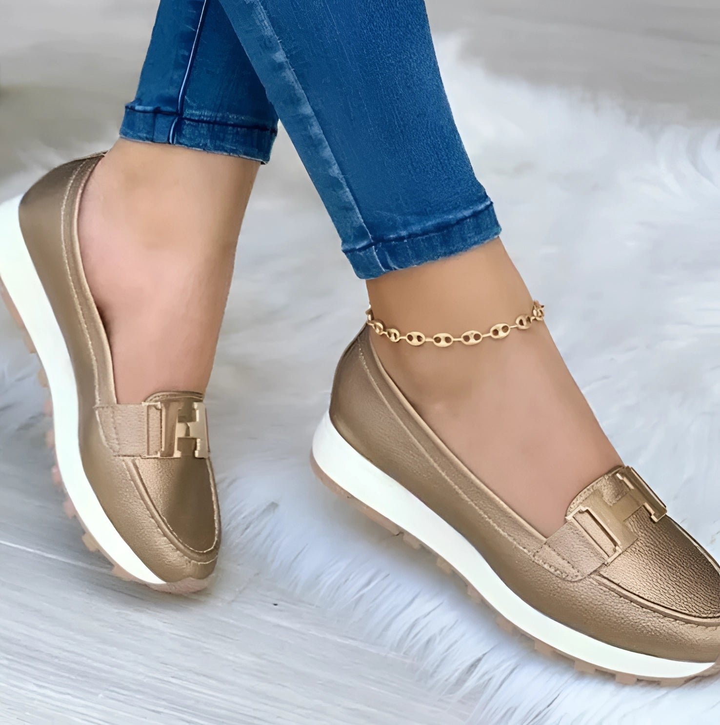 Rode Leren Instappers op Platform voor Dames met Modieuze Gesp