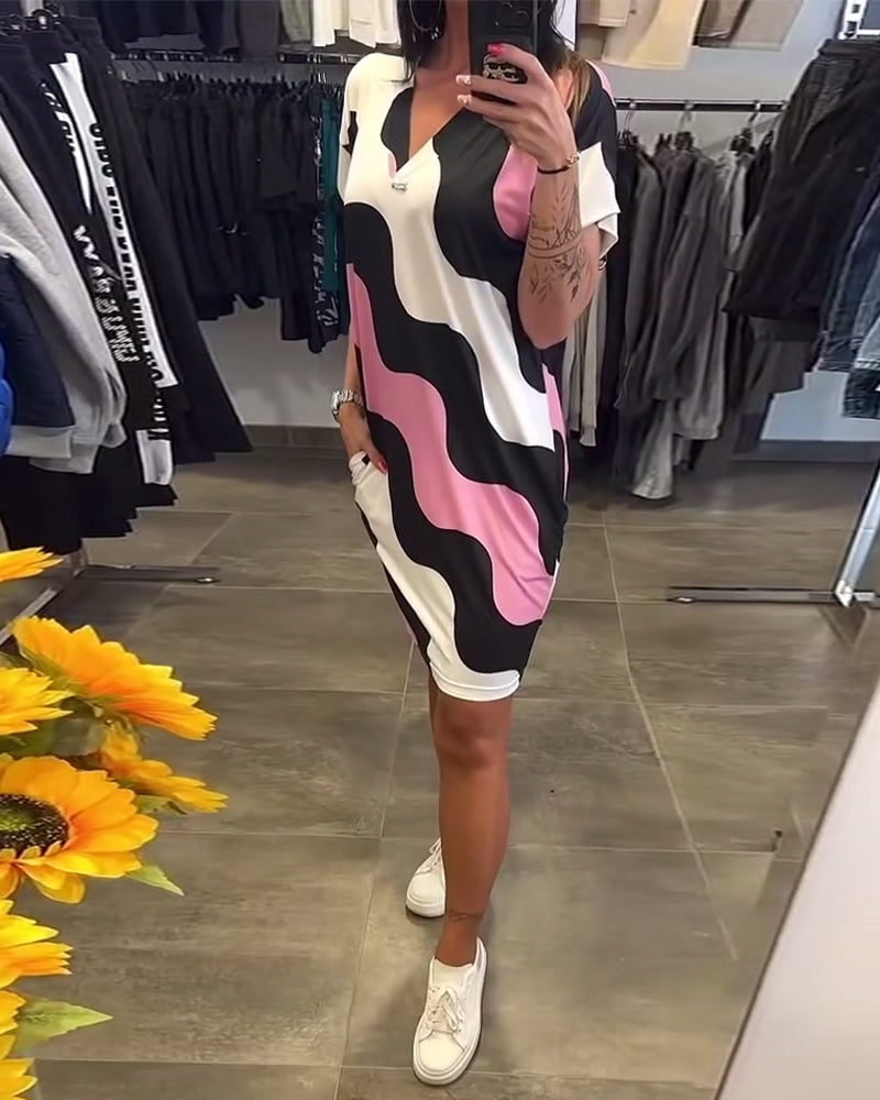 Karina | Jurk met golvenprint en V-hals