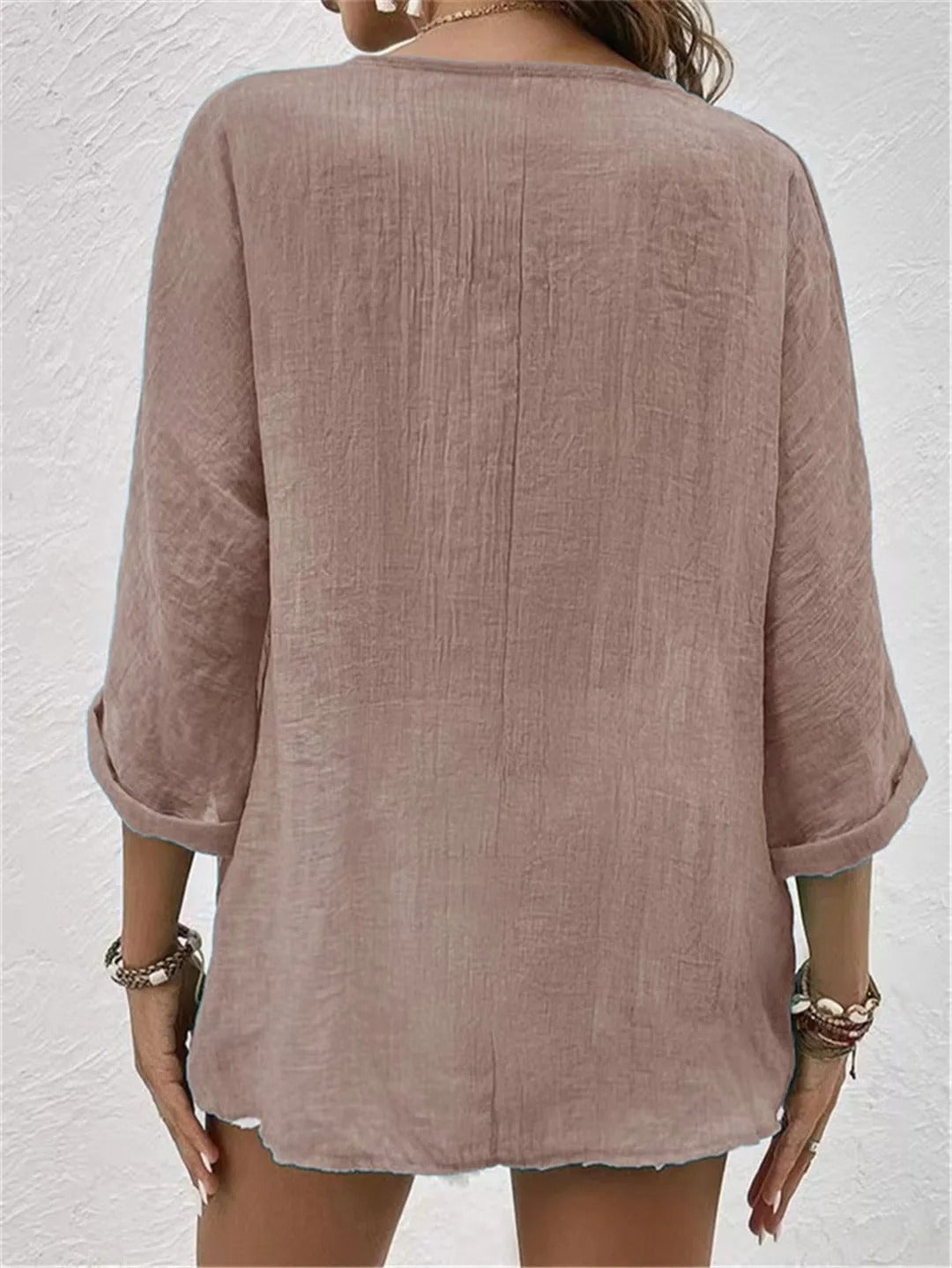 Stijlvolle blouse met V-hals en decoratieve knopen