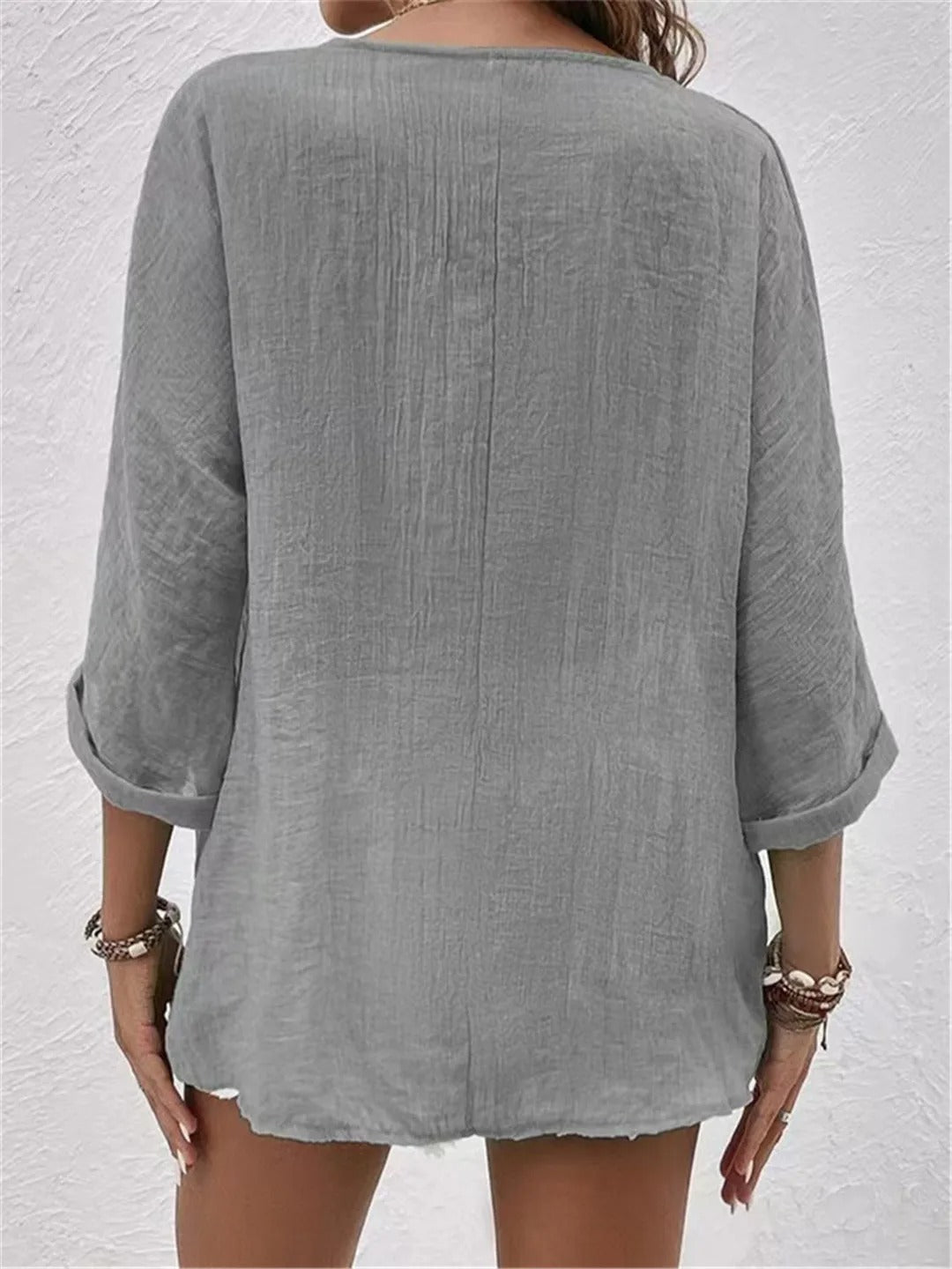 Stijlvolle blouse met V-hals en decoratieve knopen