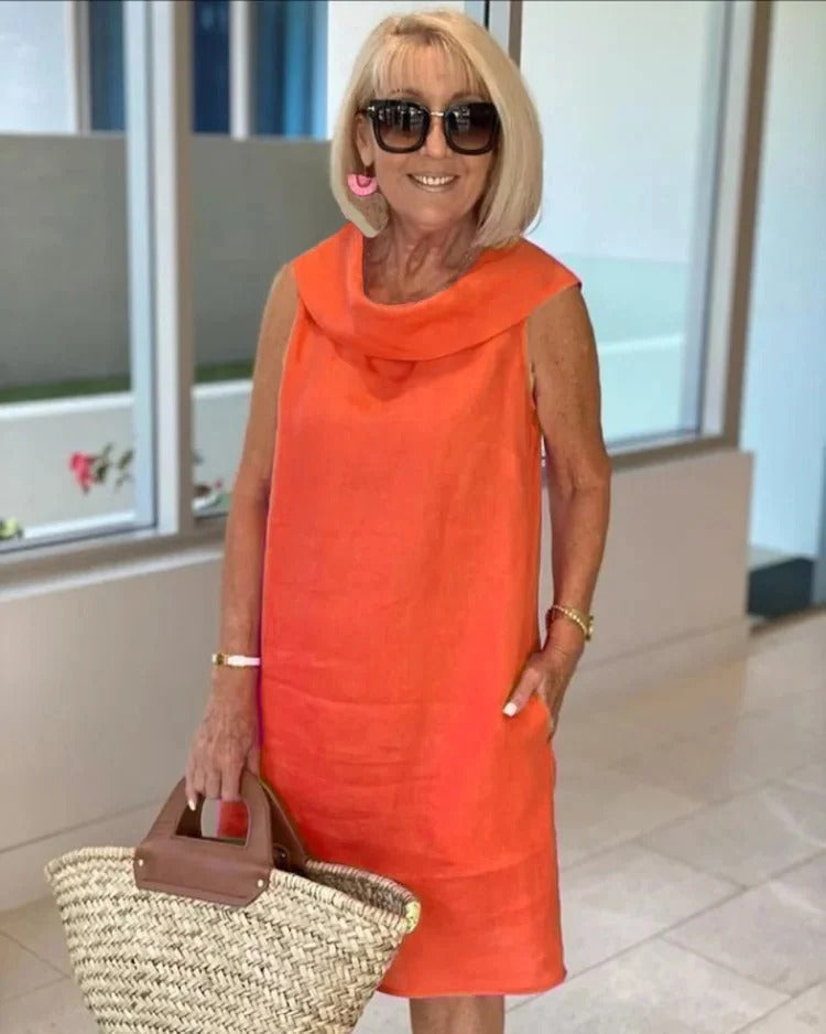 Mariella | Jurk van premium geplisseerd materiaal met open kraag op de rug, feestjurk